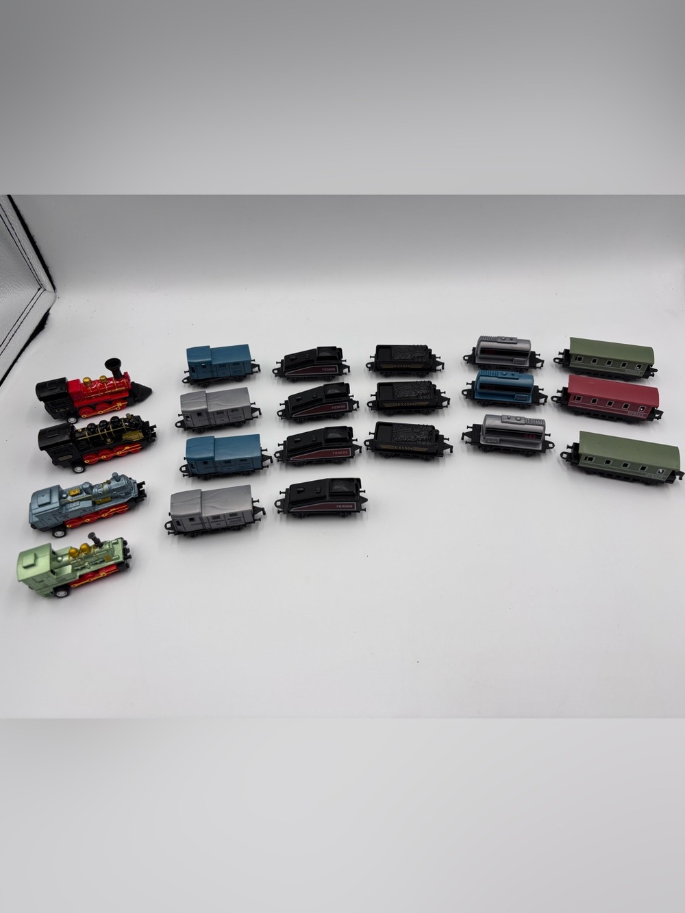 Vtg (21)Soma Die-Cast Loco Motion Micro Mini Pullback Toy Train Engine/Cars 1989